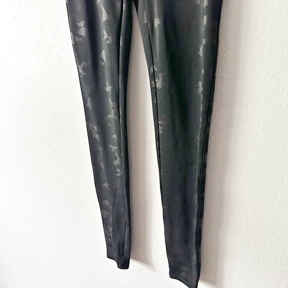 Spanx Matte Black Camo Faux Leather Leggings Women’s Size Medium power waistband - Picture 4 of 12